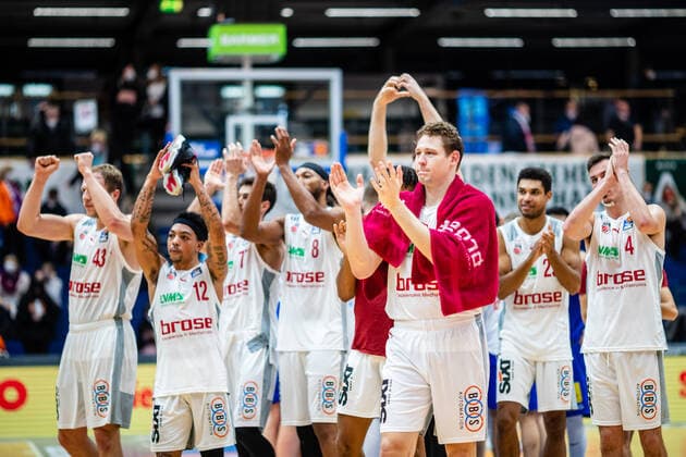 BB-1BL Syntainics MBC - Brose Bamberg Jubel bei Brose Bamberg nach dem Spiel waehrend der Begegnung Saison 2021-2022 (Herren) in der EasyCredit Bundesliga zwischen Syntainics MBC und Brose Bamberg in der Stadthalle Weissenfels am 29. December 2021 in Weissenfels, Sachsen Anhalt, Deutschland
