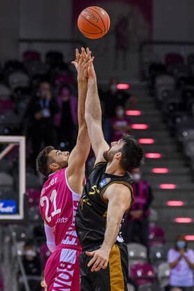 easyCredit BBL, Telekom Baskets Bonn vs. Basketball Loewen Braunschweig, 29.12.2021 Leon Kratzer (Telekom Baskets Bonn, 21), Owen Klassen (Basketball Löwen Braunschweig, 5), easyCredit BBL, Telekom Baskets Bonn vs. Basketball Loewen Braunschweig am 29.12.2021 im Telekom Dome Bonn, Bonn (Nordrhein-Westfalen) Copyright: xBEAUTIFULxSPORTS Mueller-Laschetx