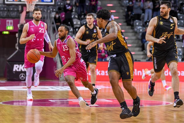 easyCredit BBL, Telekom Baskets Bonn vs. Basketball Loewen Braunschweig, 29.12.2021 Parker Jackson-Cartwright (Telekom Baskets Bonn, 33), Tookie Brown (Basketball Löwen Braunschweig, 0), easyCredit BBL, Telekom Baskets Bonn vs. Basketball Loewen Braunschweig am 29.12.2021 im Telekom Dome Bonn, Bonn (Nordrhein-Westfalen) Copyright: xBEAUTIFULxSPORTS Mueller-Laschetx