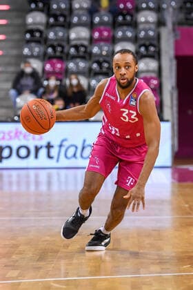 easyCredit BBL, Telekom Baskets Bonn vs. Basketball Loewen Braunschweig, 29.12.2021 Parker Jackson-Cartwright (Telekom Baskets Bonn, 33), easyCredit BBL, Telekom Baskets Bonn vs. Basketball Loewen Braunschweig am 29.12.2021 im Telekom Dome Bonn, Bonn (Nordrhein-Westfalen) Copyright: xBEAUTIFULxSPORTS Mueller-Laschetx