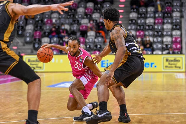 easyCredit BBL, Telekom Baskets Bonn vs. Basketball Loewen Braunschweig, 29.12.2021 Parker Jackson-Cartwright (Telekom Baskets Bonn, 33), Tookie Brown (Basketball Löwen Braunschweig, 0), easyCredit BBL, Telekom Baskets Bonn vs. Basketball Loewen Braunschweig am 29.12.2021 im Telekom Dome Bonn, Bonn (Nordrhein-Westfalen) Copyright: xBEAUTIFULxSPORTS Mueller-Laschetx
