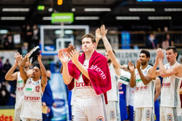 BB-1BL Syntainics MBC - Brose Bamberg Jubel bei Brose Bamberg nach dem Spiel mit Patrick Heckmann ( 33 Brose Bamberg) waehrend der Begegnung Saison 2021-2022 (Herren) in der EasyCredit Bundesliga zwischen Syntainics MBC und Brose Bamberg in der Stadthalle Weissenfels am 29. December 2021 in Weissenfels, Sachsen Anhalt, Deutschland