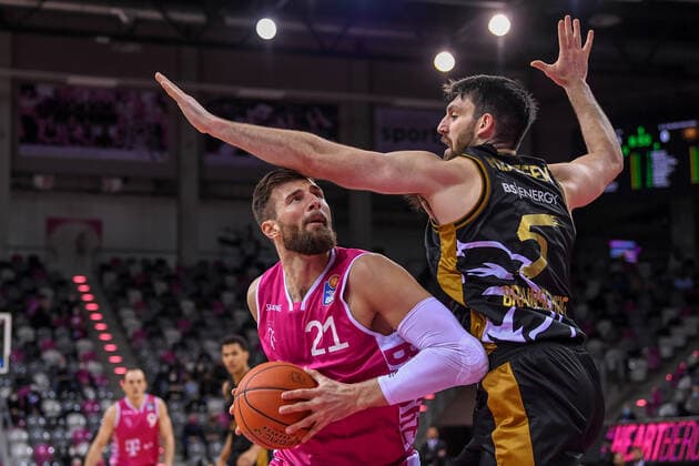 easyCredit BBL, Telekom Baskets Bonn vs. Basketball Loewen Braunschweig, 29.12.2021 Leon Kratzer (Telekom Baskets Bonn, 21), Owen Klassen (Basketball Löwen Braunschweig, 5), easyCredit BBL, Telekom Baskets Bonn vs. Basketball Loewen Braunschweig am 29.12.2021 im Telekom Dome Bonn, Bonn (Nordrhein-Westfalen) Copyright: xBEAUTIFULxSPORTS Mueller-Laschetx