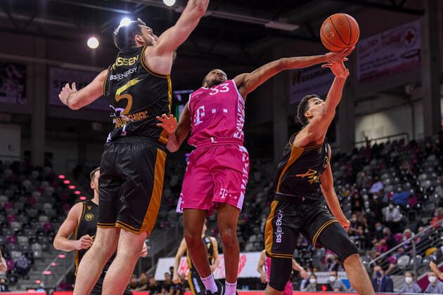 easyCredit BBL, Telekom Baskets Bonn vs. Basketball Loewen Braunschweig, 29.12.2021 Parker Jackson-Cartwright (Telekom Baskets Bonn, 33), Owen Klassen (Basketball Löwen Braunschweig, 5), Brandon Tischler (Basketball Löwen Braunschweig, 13), easyCredit BBL, Telekom Baskets Bonn vs. Basketball Loewen Braunschweig am 29.12.2021 im Telekom Dome Bonn, Bonn (Nordrhein-Westfalen) Copyright: xBEAUTIFULxSPORTS Mueller-Laschetx