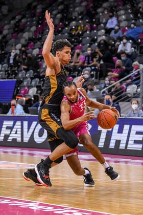 Sport Bilder des Tages easyCredit BBL, Telekom Baskets Bonn vs. Basketball Loewen Braunschweig, 29.12.2021 Parker Jackson-Cartwright (Telekom Baskets Bonn, 33), Brandon Tischler (Basketball Löwen Braunschweig, 13), easyCredit BBL, Telekom Baskets Bonn vs. Basketball Loewen Braunschweig am 29.12.2021 im Telekom Dome Bonn, Bonn (Nordrhein-Westfalen) Copyright: xBEAUTIFULxSPORTS Mueller-Laschetx