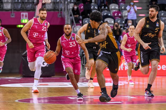 easyCredit BBL, Telekom Baskets Bonn vs. Basketball Loewen Braunschweig, 29.12.2021 Parker Jackson-Cartwright (Telekom Baskets Bonn, 33), Tookie Brown (Basketball Löwen Braunschweig, 0), easyCredit BBL, Telekom Baskets Bonn vs. Basketball Loewen Braunschweig am 29.12.2021 im Telekom Dome Bonn, Bonn (Nordrhein-Westfalen) Copyright: xBEAUTIFULxSPORTS Mueller-Laschetx
