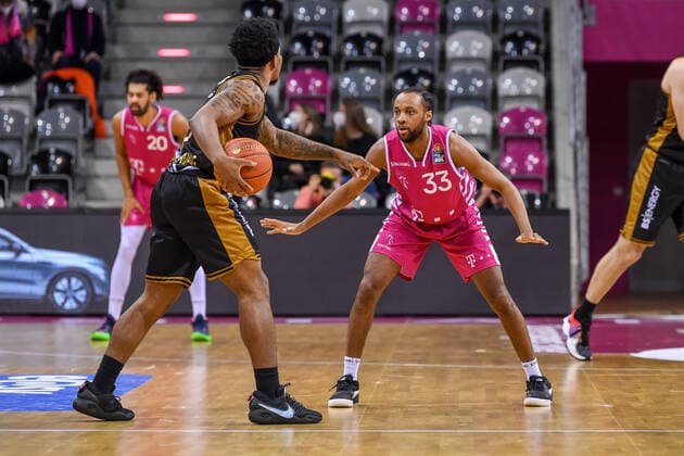 easyCredit BBL, Telekom Baskets Bonn vs. Basketball Loewen Braunschweig, 29.12.2021 Parker Jackson-Cartwright (Telekom Baskets Bonn, 33), Tookie Brown (Basketball Löwen Braunschweig, 0), easyCredit BBL, Telekom Baskets Bonn vs. Basketball Loewen Braunschweig am 29.12.2021 im Telekom Dome Bonn, Bonn (Nordrhein-Westfalen) Copyright: xBEAUTIFULxSPORTS Mueller-Laschetx