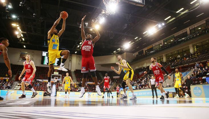 Ludwigsburg , Basketball easycredit BBL Bundesliga . MHP Riesen Ludwigsburg vs. JobStairs GIESSEN 46ers , von links: Justin Simon ( Riesen ) Jalon Demarco Miller ( Giessen )