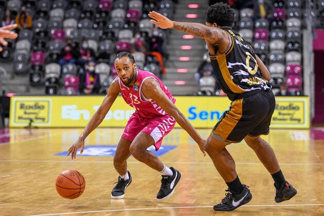 easyCredit BBL, Telekom Baskets Bonn vs. Basketball Loewen Braunschweig, 29.12.2021 Parker Jackson-Cartwright (Telekom Baskets Bonn, 33), Tookie Brown (Basketball Löwen Braunschweig, 0), easyCredit BBL, Telekom Baskets Bonn vs. Basketball Loewen Braunschweig am 29.12.2021 im Telekom Dome Bonn, Bonn (Nordrhein-Westfalen) Copyright: xBEAUTIFULxSPORTS Mueller-Laschetx