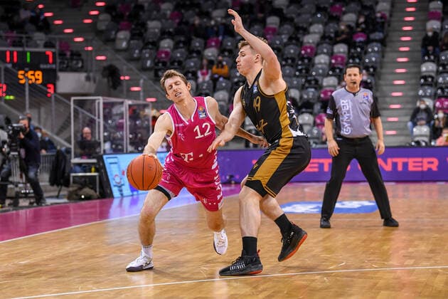 easyCredit BBL, Telekom Baskets Bonn vs. Basketball Loewen Braunschweig, 29.12.2021 Skyler Bowlin (Telekom Baskets Bonn, 12), Ondrej Sehnal (Basketball Löwen Braunschweig, 19), easyCredit BBL, Telekom Baskets Bonn vs. Basketball Loewen Braunschweig am 29.12.2021 im Telekom Dome Bonn, Bonn (Nordrhein-Westfalen) Copyright: xBEAUTIFULxSPORTS Mueller-Laschetx