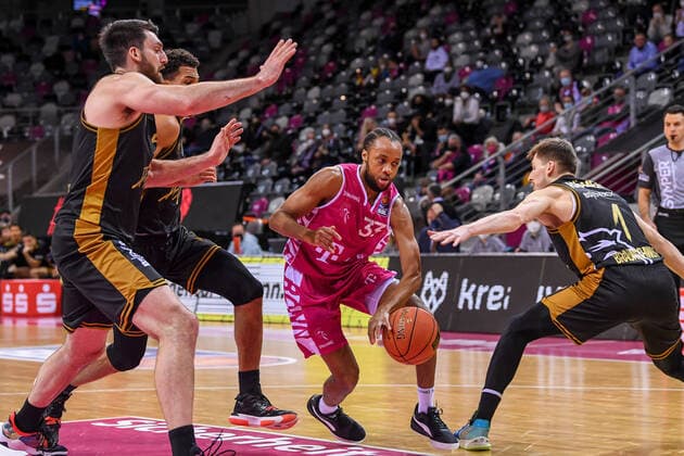 easyCredit BBL, Telekom Baskets Bonn vs. Basketball Loewen Braunschweig, 29.12.2021 Parker Jackson-Cartwright (Telekom Baskets Bonn, 33), Owen Klassen (Basketball Löwen Braunschweig, 5), David Krämer (Basketball Löwen Braunschweig, 1), Brandon Tischler (Basketball Löwen Braunschweig, 13), easyCredit BBL, Telekom Baskets Bonn vs. Basketball Loewen Braunschweig am 29.12.2021 im Telekom Dome Bonn, Bonn (Nordrhein-Westfalen) Copyright: xBEAUTIFULxSPORTS Mueller-Laschetx