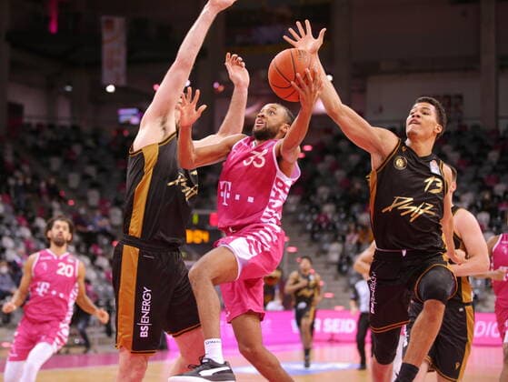 Parker Jackson-Cartwright Telekom Baskets Bonn vs. Basketball Löwen Braunschweig easyCredit BBL 1. Bundesliga , Saison 2021 2022 , Hauptrunde 13. Spieltag