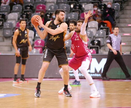 Leon Kratzer Telekom Baskets Bonn vs. Owen Klassen Basketball Löwen Braunschweig easyCredit BBL 1. Bundesliga , Saison 2021 2022 , Hauptrunde 13. Spieltag