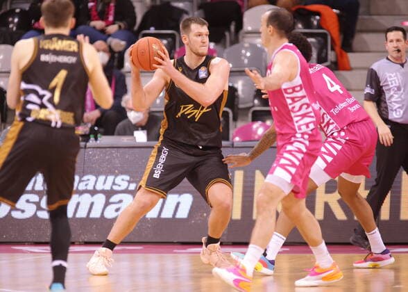 Telekom Baskets Bonn vs. Martin Peterka Basketball Löwen Braunschweig easyCredit BBL 1. Bundesliga , Saison 2021 2022 , Hauptrunde 13. Spieltag