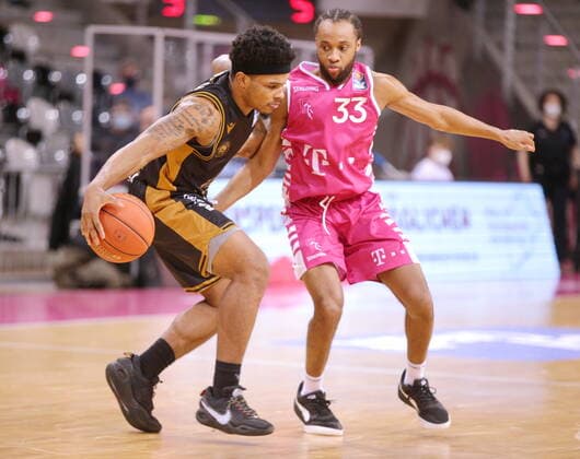 Parker Jackson-Cartwright Telekom Baskets Bonn vs. Tookie Brown Basketball Löwen Braunschweig easyCredit BBL 1. Bundesliga , Saison 2021 2022 , Hauptrunde 13. Spieltag