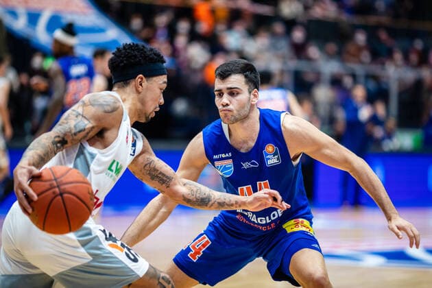 BB-1BL Syntainics MBC - Brose Bamberg Nikola Rebix ( 44 Syntainics MBC), Justin Robinson ( 12 Brose Bamberg) Nikola Rebix ( 44 Syntainics MBC), Justin Robinson ( 12 Brose Bamberg) waehrend der Begegnung Saison 2021-2022 (Herren) in der EasyCredit Bundesliga zwischen Syntainics MBC und Brose Bamberg in der Stadthalle Weissenfels am 29. December 2021 in Weissenfels, Sachsen Anhalt, Deutschland