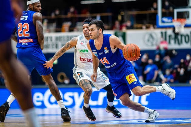 BB-1BL Syntainics MBC - Brose Bamberg Nikola Rebix ( 44 Syntainics MBC) waehrend der Begegnung Saison 2021-2022 (Herren) in der EasyCredit Bundesliga zwischen Syntainics MBC und Brose Bamberg in der Stadthalle Weissenfels am 29. December 2021 in Weissenfels, Sachsen Anhalt, Deutschland