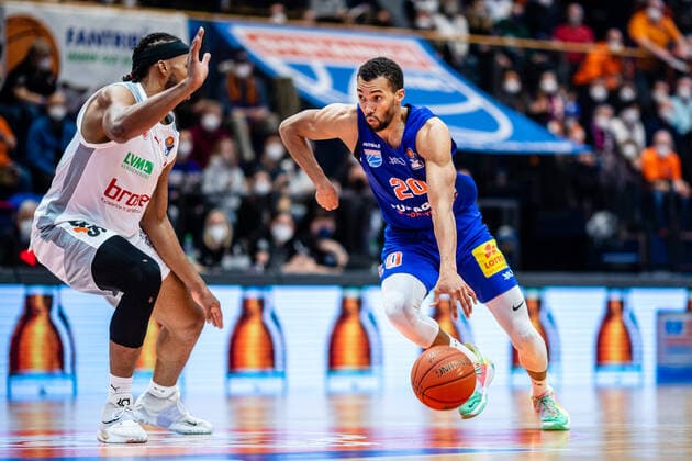 BB-1BL Syntainics MBC - Brose Bamberg Jamel Morris ( 20 Syntainics MBC) waehrend der Begegnung Saison 2021-2022 (Herren) in der EasyCredit Bundesliga zwischen Syntainics MBC und Brose Bamberg in der Stadthalle Weissenfels am 29. December 2021 in Weissenfels, Sachsen Anhalt, Deutschland