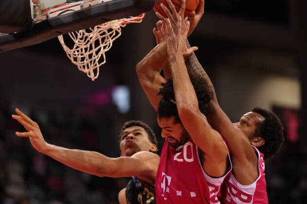 Bonn, Deutschland, 29.12.2021, Telekom Dome, Basketball, BBL, 14. Spieltag, Telekom Baskets Bonn vs Basketball Löwen Braunschweig: Brandon Tischler (Braunschweig), Jeremy Morgan (Bonn)