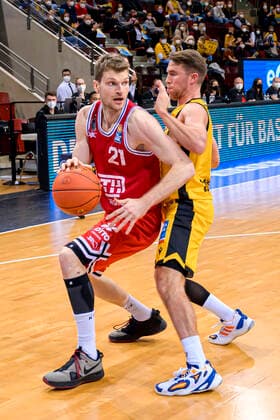 Ludwigsburg, Deutschland 29. Dezember 2021: BBL- 21 22 - MHP Riesen Ludwigsburg vs. Jobstairs Gießen 46ers Florian Koch (Giessen), Jordan Hulls (Ludwigsburg) Ludwigsburg MHP Arena Baden-Württemberg Deutschland