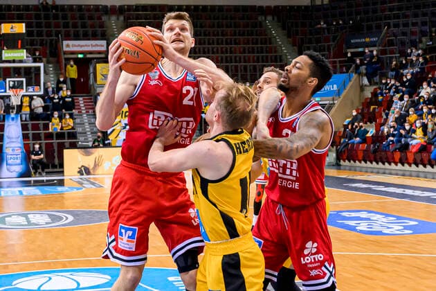 Ludwigsburg, Deutschland 29. Dezember 2021: BBL- 21 22 - MHP Riesen Ludwigsburg vs. Jobstairs Gießen 46ers v. li. im Zweikampf Florian Koch (Giessen) und Lukas Herzog (Ludwigsburg), Phillip Darnell Fayne (Giessen) Ludwigsburg MHP Arena Baden-Württemberg Deutschland