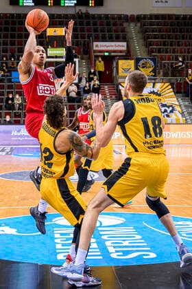 Ludwigsburg, Deutschland 29. Dezember 2021: BBL- 21 22 - MHP Riesen Ludwigsburg vs. Jobstairs Gießen 46ers Timeric Dejaun Williams (Giessen), Jonah Radebaugh (Ludwigsburg), Jonas Wohlfarth-Bottermann (Ludwigsburg) Ludwigsburg MHP Arena Baden-Württemberg Deutschland