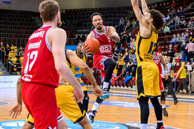 Ludwigsburg, Deutschland 29. Dezember 2021: BBL- 21 22 - MHP Riesen Ludwigsburg vs. Jobstairs Gießen 46ers Kyan Anderson (Giessen), Jonah Radebaugh (Ludwigsburg) Ludwigsburg MHP Arena Baden-Württemberg Deutschland