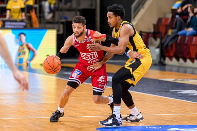 Ludwigsburg, Deutschland 29. Dezember 2021: BBL- 21 22 - MHP Riesen Ludwigsburg vs. Jobstairs Gießen 46ers Kendale Deshawn McCullum (Giessen), James Woodard (Ludwigsburg) Ludwigsburg MHP Arena Baden-Württemberg Deutschland