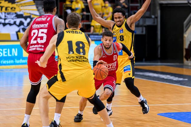 Ludwigsburg, Deutschland 29. Dezember 2021: BBL- 21 22 - MHP Riesen Ludwigsburg vs. Jobstairs Gießen 46ers v.li. Phillip Darnell Fayne (Giessen), Jonas Wohlfarth-Bottermann (Ludwigsburg), Kendale Deshawn McCullum (Giessen), James Woodard (Ludwigsburg) Ludwigsburg MHP Arena Baden-Württemberg Deutschland