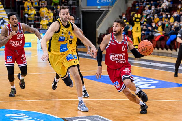 Ludwigsburg, Deutschland 29. Dezember 2021: BBL- 21 22 - MHP Riesen Ludwigsburg vs. Jobstairs Gießen 46ers v.li. Phillip Darnell Fayne (Giessen), Jonas Wohlfarth-Bottermann (Ludwigsburg), Kendale Deshawn McCullum (Giessen) Ludwigsburg MHP Arena Baden-Württemberg Deutschland