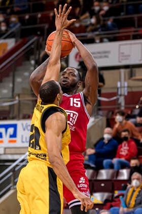 Ludwigsburg, Deutschland 29. Dezember 2021: BBL- 21 22 - MHP Riesen Ludwigsburg vs. Jobstairs Gießen 46ers Jalon Demarco Miller (Giessen), Tremmell Darden (Ludwigsburg) Ludwigsburg MHP Arena Baden-Württemberg Deutschland