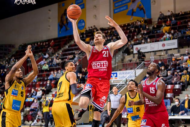 Ludwigsburg, Deutschland 29. Dezember 2021: BBL- 21 22 - MHP Riesen Ludwigsburg vs. Jobstairs Gießen 46ers v.li. Justin Simon (Ludwigsburg), Jonathan Bähre Baehre (Ludwigsburg), Florian Koch (Giessen), James Woodard (Ludwigsburg), Jalon Demarco Miller (Giessen) Ludwigsburg MHP Arena Baden-Württemberg Deutschland