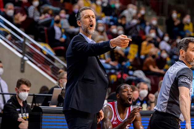 Ludwigsburg, Deutschland 29. Dezember 2021: BBL- 21 22 - MHP Riesen Ludwigsburg vs. Jobstairs Gießen 46ers Trainer Pete Strobl (Giessen) Gestik Geste gestikuliert Ludwigsburg MHP Arena Baden-Württemberg Deutschland