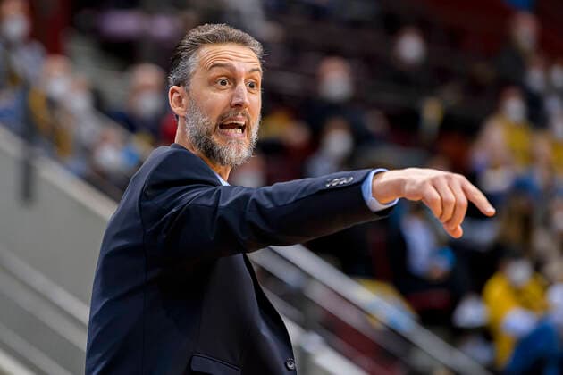Ludwigsburg, Deutschland 29. Dezember 2021: BBL- 21 22 - MHP Riesen Ludwigsburg vs. Jobstairs Gießen 46ers Trainer Pete Strobl (Giessen) Gestik Geste gestikuliert Ludwigsburg MHP Arena Baden-Württemberg Deutschland