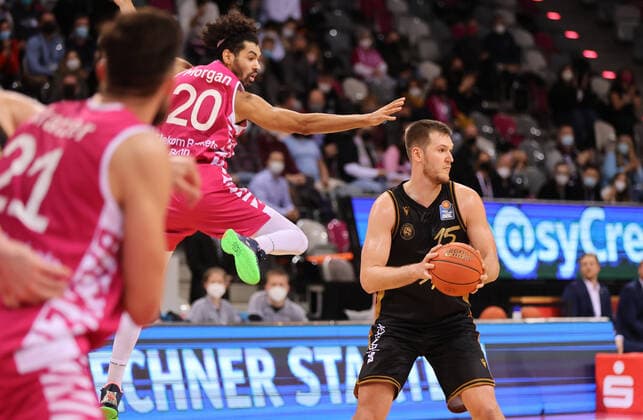 Bonn, Deutschland, 29.12.2021, Telekom Dome, Basketball, BBL, 14. Spieltag, Telekom Baskets Bonn vs Basketball Löwen Braunschweig: Jeremy Morgan (Bonn), Martin Peterka (Braunschweig)