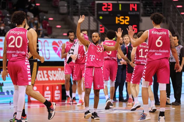 Bonn, Deutschland, 29.12.2021, Telekom Dome, Basketball, BBL, 14. Spieltag, Telekom Baskets Bonn vs Basketball Löwen Braunschweig: Parker Jackson-Cartwright (Bonn) hebt die Arme.