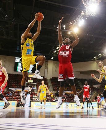 Sport Bilder des Tages Ludwigsburg , Basketball easycredit BBL Bundesliga . MHP Riesen Ludwigsburg vs. JobStairs GIESSEN 46ers , von links: Justin Simon ( Riesen ) Jalon Demarco Miller ( Giessen )