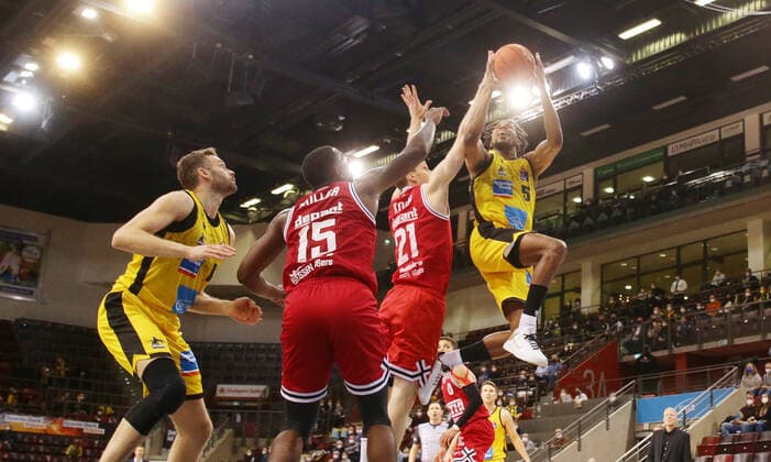 Ludwigsburg , Basketball easycredit BBL Bundesliga . MHP Riesen Ludwigsburg vs. JobStairs GIESSEN 46ers , rechts: Justin Simon ( Riesenn )