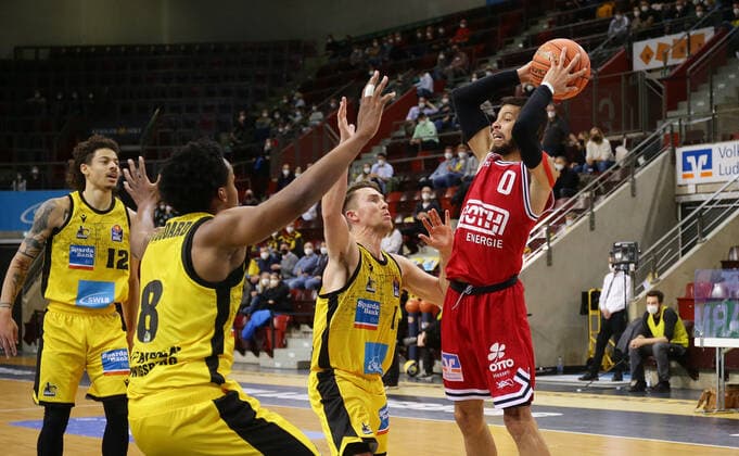 Ludwigsburg , Basketball easycredit BBL Bundesliga . MHP Riesen Ludwigsburg vs. JobStairs GIESSEN 46ers , von links: James Woodard ( Riesen ) Jordan Hulls ( Riesen ) Kendale McCullum ( Giessen )