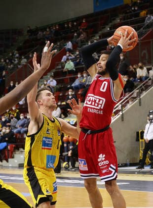 Ludwigsburg , Basketball easycredit BBL Bundesliga . MHP Riesen Ludwigsburg vs. JobStairs GIESSEN 46ers , von links: James Woodard ( Riesen ) Jordan Hulls ( Riesen ) Kendale McCullum ( Giessen )