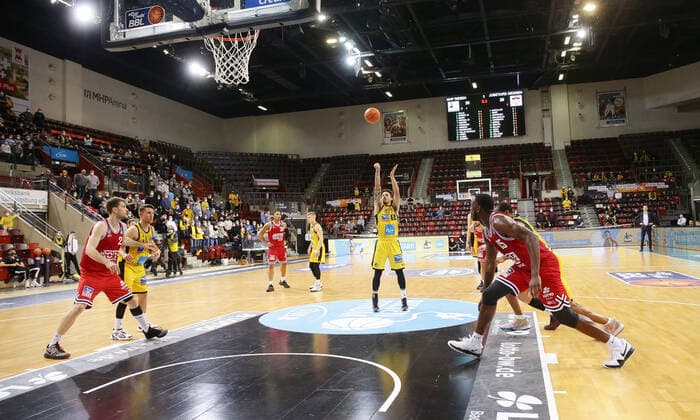 Ludwigsburg , Basketball easycredit BBL Bundesliga . MHP Riesen Ludwigsburg vs. JobStairs GIESSEN 46ers , Jonah Radebaugh ( Riesen ) , Übersicht , Wenig Zuschauer , leere Tribünen