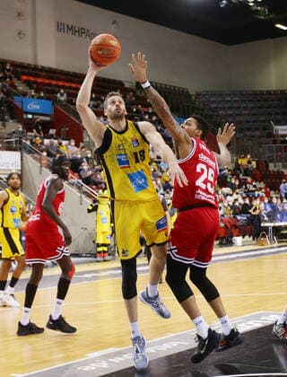 Ludwigsburg , Basketball easycredit BBL Bundesliga . MHP Riesen Ludwigsburg vs. JobStairs GIESSEN 46ers , von links: Jonas Wohlfarth-Bottermann ( Riesen ) Phillip Fayne ( Giessen )