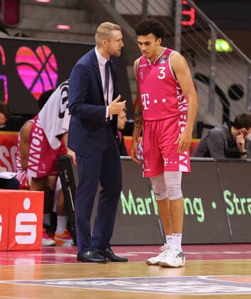 Bonn, Deutschland, 29.12.2021, Telekom Dome, Basketball, BBL, 14. Spieltag, Telekom Baskets Bonn vs Basketball Löwen Braunschweig: Headcoach Tuomas Lisalo (Bonn), Tyson Ward (Bonn)