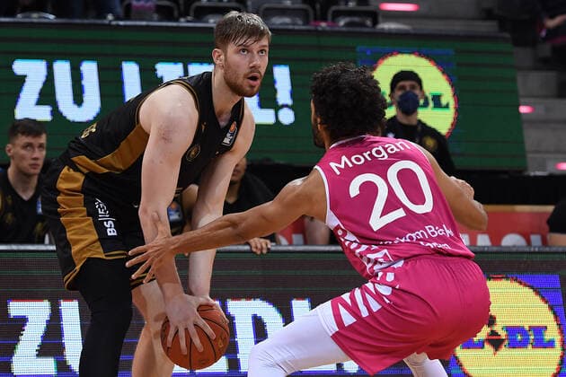 Basketball Herren easyCredit BBL 14. Spieltag Telekom Baskets Bonn - Basketball Löwen Braunschweig am 29.12.2021 im Telekom Dome in Bonn Luc van Slooten ( Braunschweig ), links - Jeremy Morgan ( Bonn ), rechts