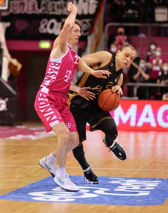 Bonn, Deutschland, 29.12.2021, Telekom Dome, Basketball, BBL, 14. Spieltag, Telekom Baskets Bonn vs Basketball Löwen Braunschweig: Skyler Bowlin (Bonn), Robin Amaize (Braunschweig)