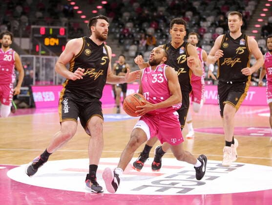 Parker Jackson-Cartwright Telekom Baskets Bonn vs. Basketball Löwen Braunschweig easyCredit BBL 1. Bundesliga , Saison 2021 2022 , Hauptrunde 13. Spieltag