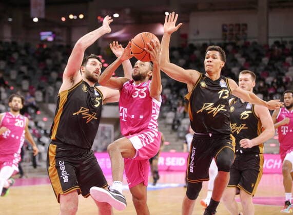 Parker Jackson-Cartwright Telekom Baskets Bonn vs. Basketball Löwen Braunschweig easyCredit BBL 1. Bundesliga , Saison 2021 2022 , Hauptrunde 13. Spieltag