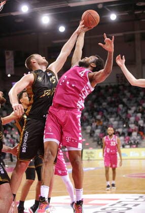 Justin Gorham Telekom Baskets Bonn vs. Basketball Löwen Braunschweig easyCredit BBL 1. Bundesliga , Saison 2021 2022 , Hauptrunde 13. Spieltag