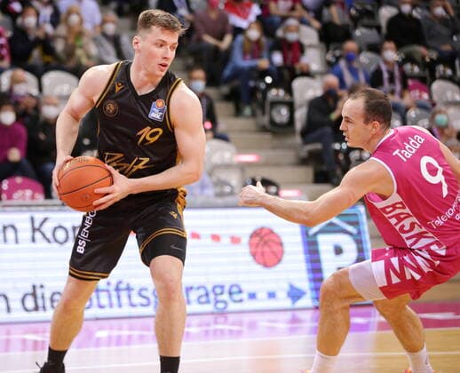 Karsten Tadda Telekom Baskets Bonn vs. Ondrej Sehnal Basketball Löwen Braunschweig easyCredit BBL 1. Bundesliga , Saison 2021 2022 , Hauptrunde 13. Spieltag