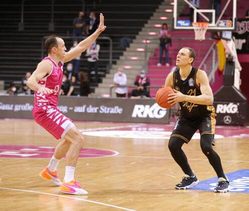 Karsten Tadda Telekom Baskets Bonn vs. Robin Amaize Basketball Löwen Braunschweig easyCredit BBL 1. Bundesliga , Saison 2021 2022 , Hauptrunde 13. Spieltag